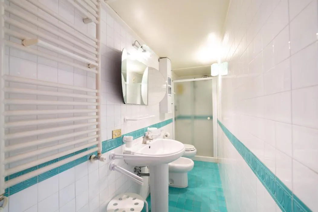 Portalba Palace: Spacious Three-Bedroom with Central Views Naples