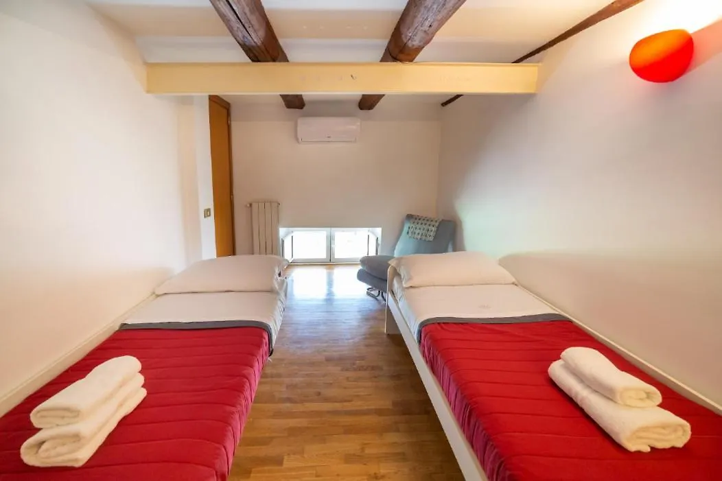 Portalba Palace: Spacious Three-Bedroom with Central Views Naples