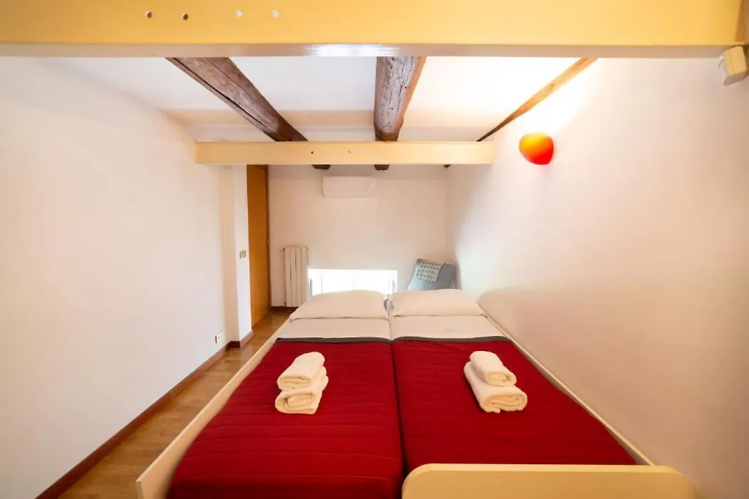Portalba Palace: Spacious Three-Bedroom with Central Views Naples