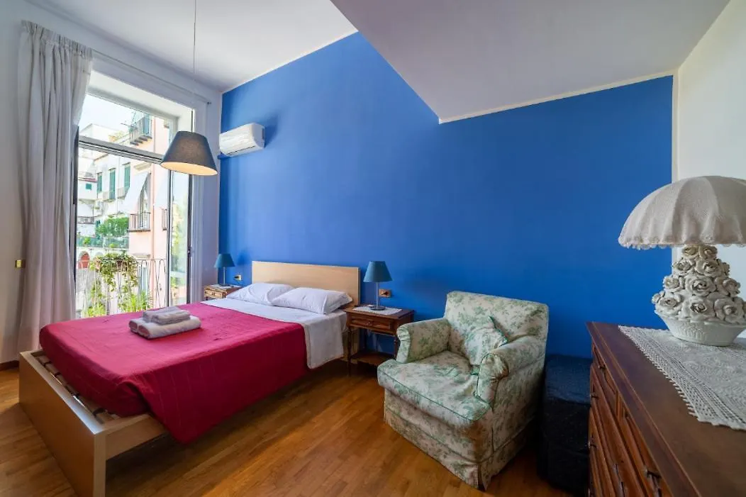 Portalba Palace: Spacious Three-Bedroom with Central Views Naples