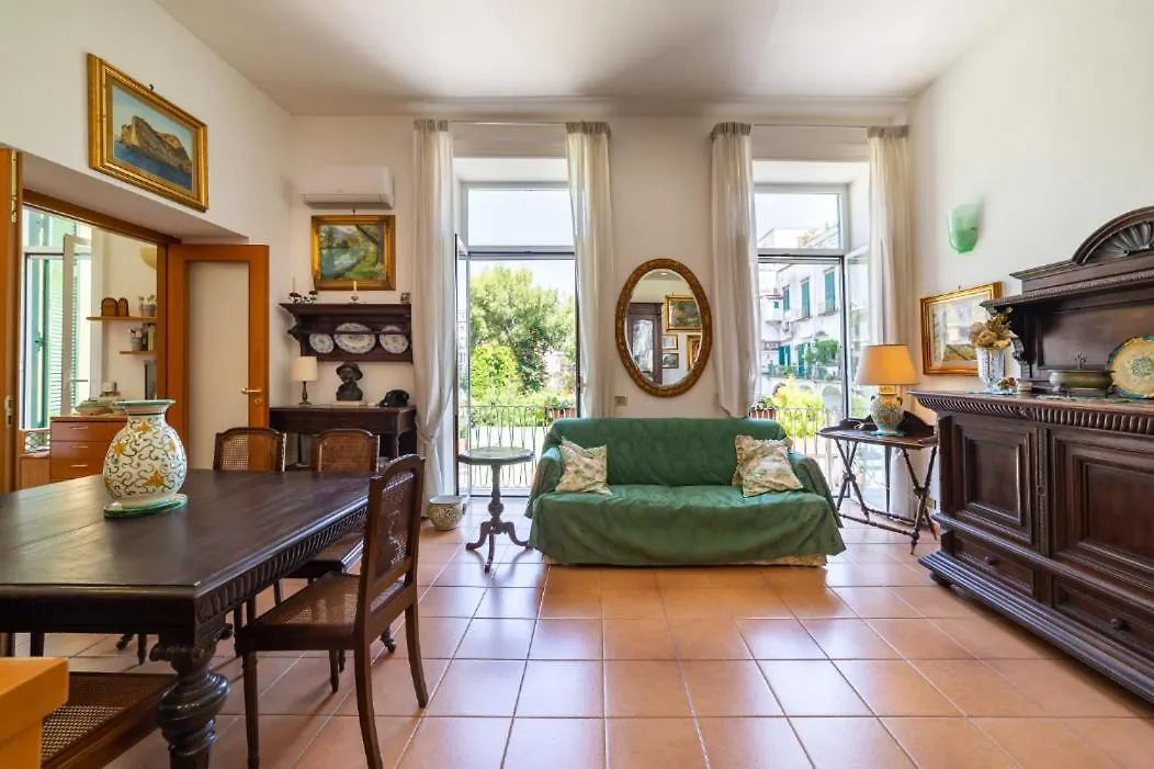 Portalba Palace: Spacious Three-Bedroom with Central Views Naples