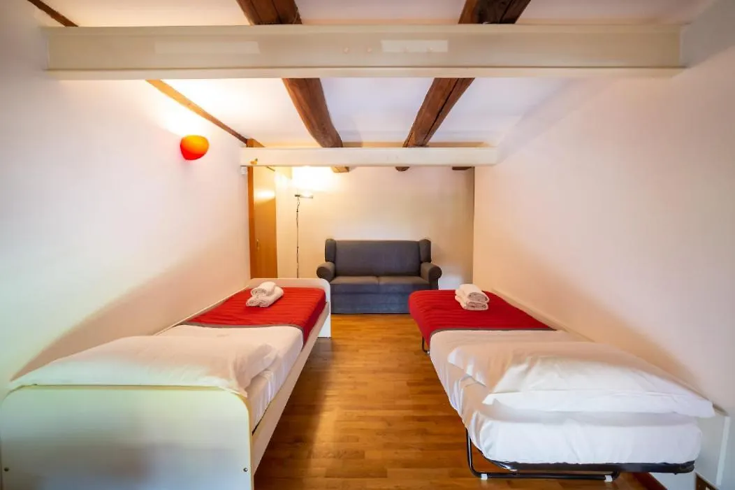 Portalba Palace: Spacious Three-Bedroom with Central Views Naples Apartment