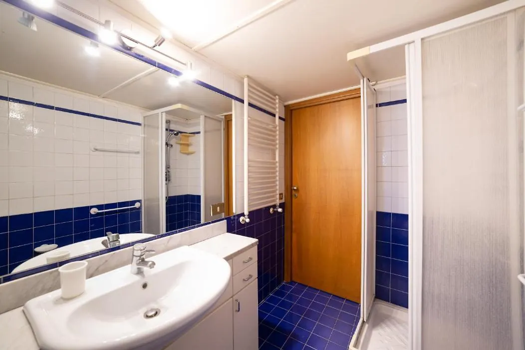 Portalba Palace: Spacious Three-Bedroom with Central Views Naples Apartment